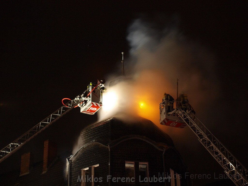 Feuer 3 Dachstuhlbrand Koeln Muelheim Gluecksburgstr P059.JPG